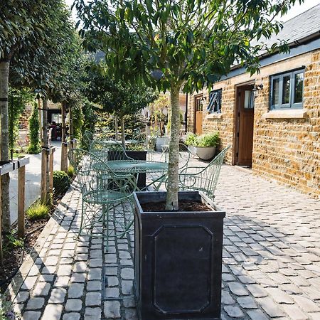 The George Inn Barford St Michael Bagian luar foto The courtyard at The Old Post Office