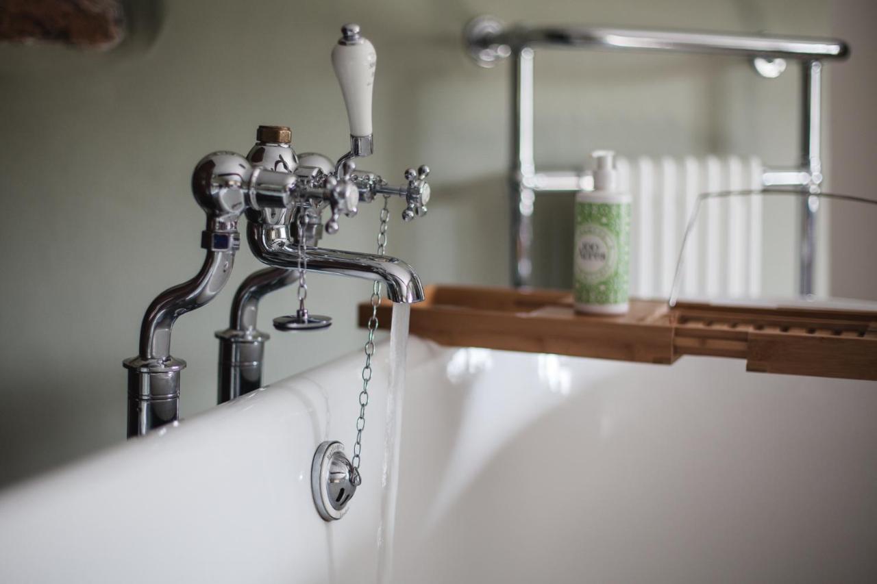 The George Inn Barford St Michael Bagian luar foto A bath tap