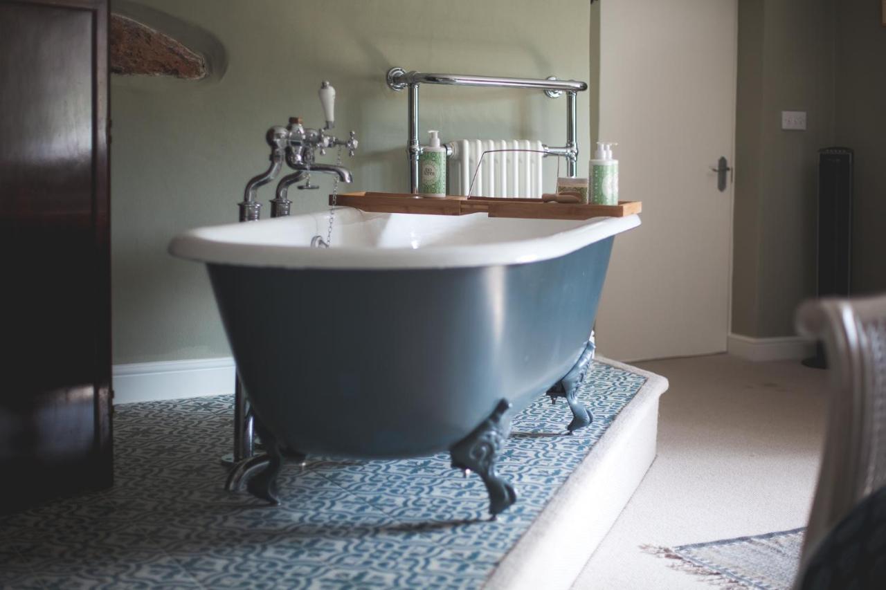 The George Inn Barford St Michael Bagian luar foto A freestanding bathtub