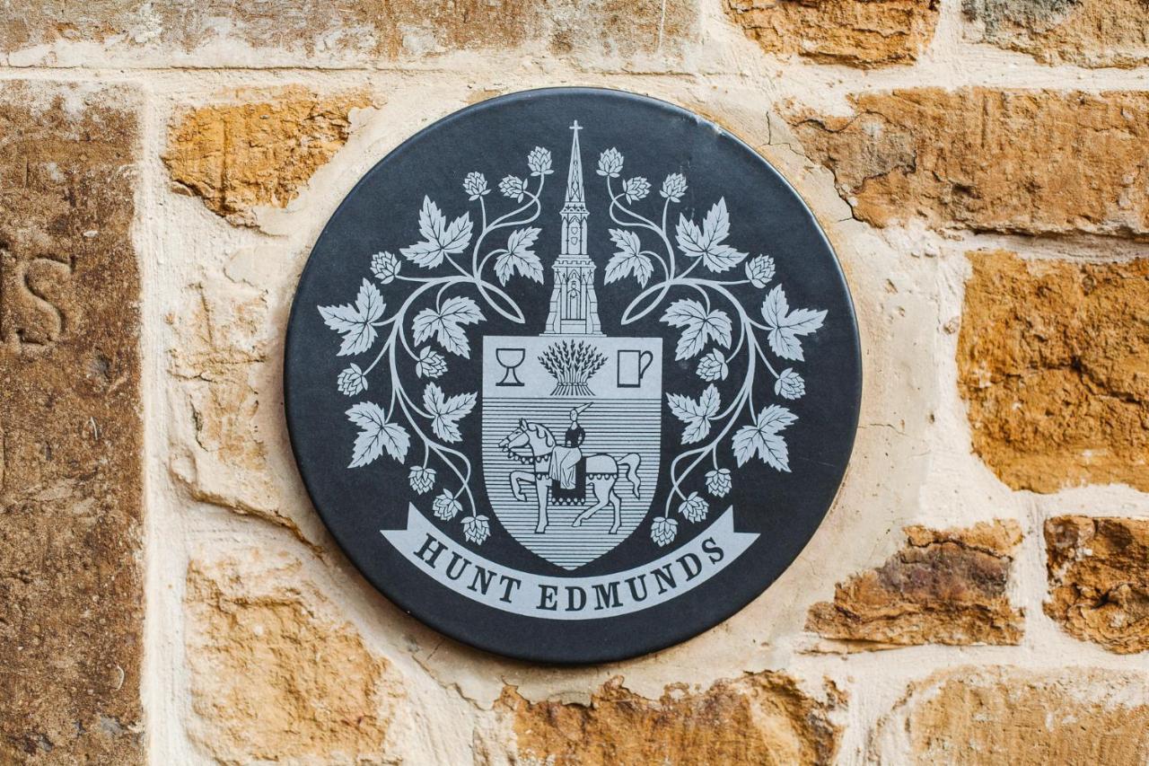 The George Inn Barford St Michael Bagian luar foto Hunt Edmunds' coat of arms