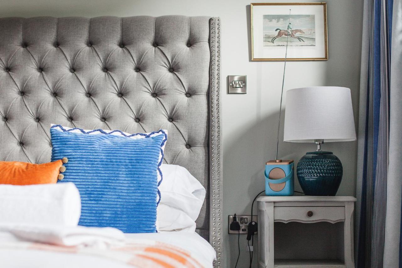 The George Inn Barford St Michael Bagian luar foto A bedroom with a bedside table