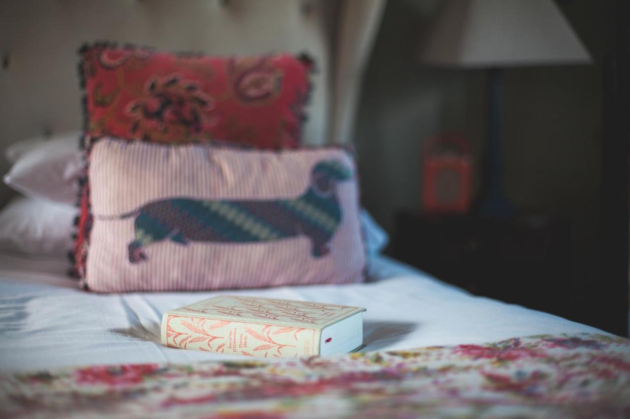 The George Inn Barford St Michael Bagian luar foto A book on a bed