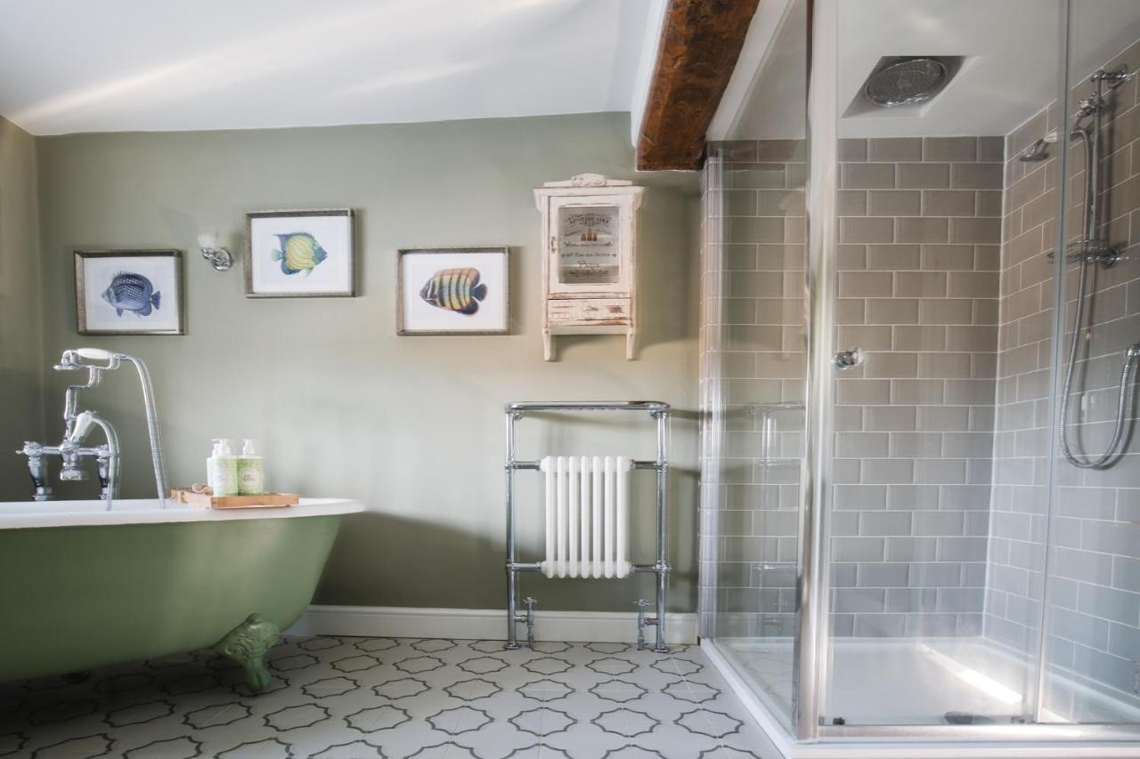 The George Inn Barford St Michael Bagian luar foto A shower enclosure