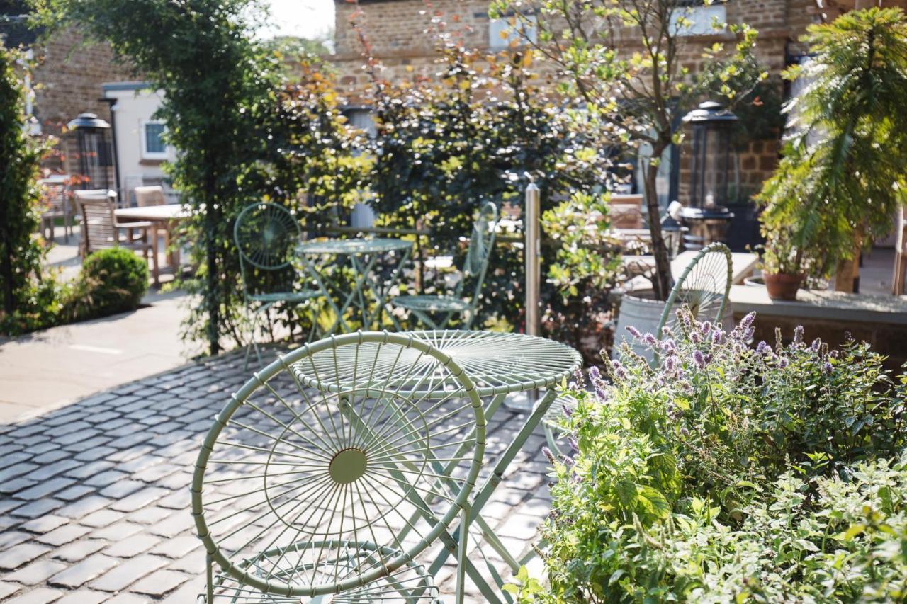 The George Inn Barford St Michael Bagian luar foto The courtyard at the Old Parsonage