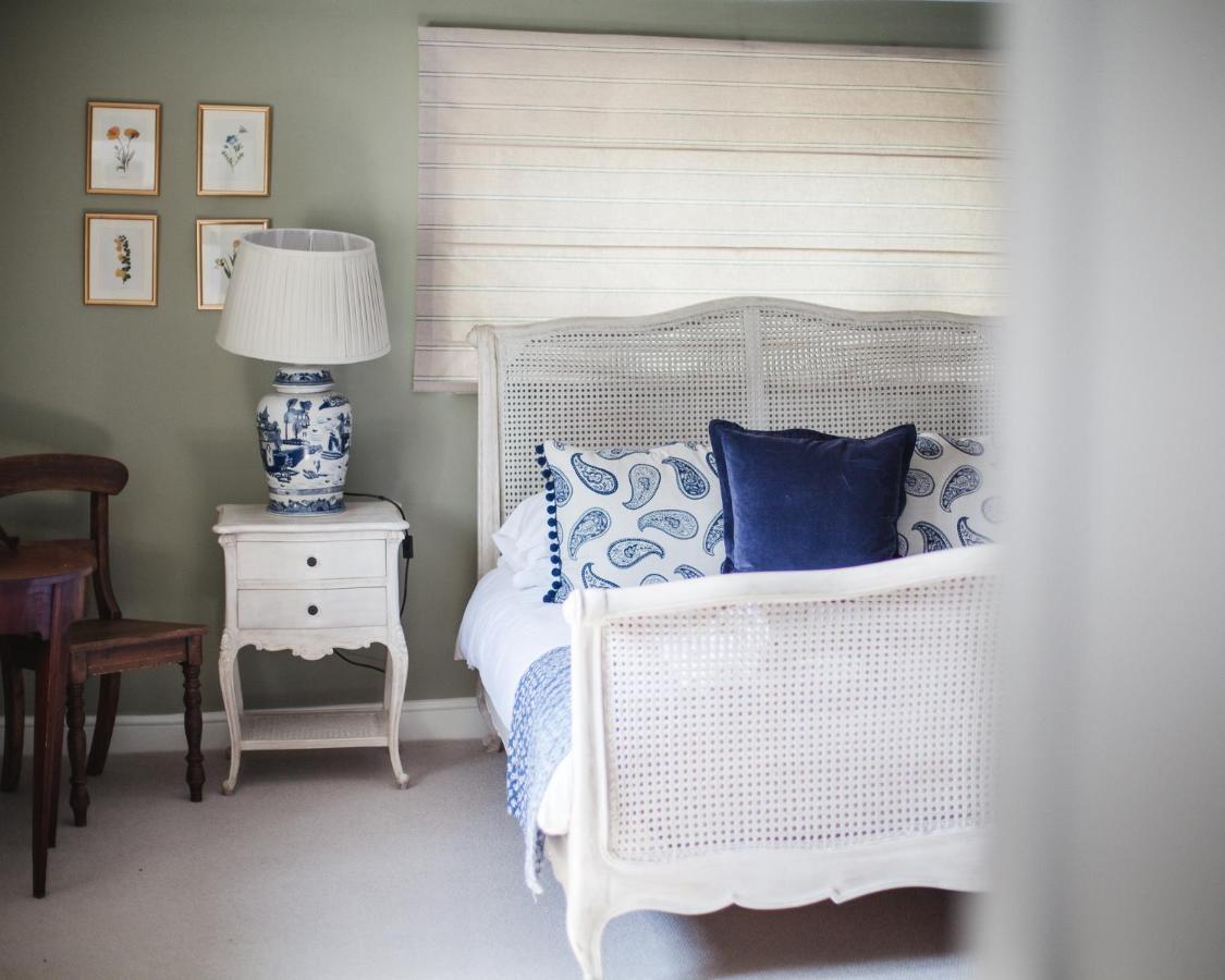 The George Inn Barford St Michael Bagian luar foto A bedroom with a blue and white color scheme