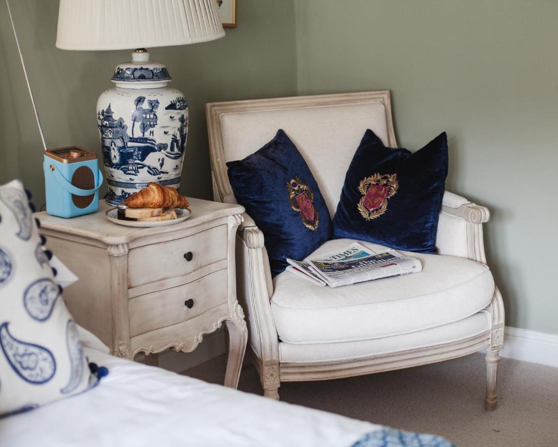 The George Inn Barford St Michael Bagian luar foto A blue and white room