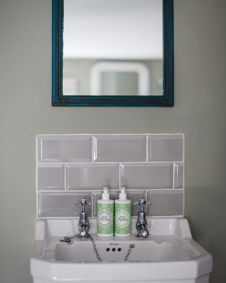 The George Inn Barford St Michael Bagian luar foto Metro tiles in a bathroom