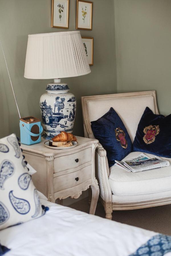 The George Inn Barford St Michael Bagian luar foto A blue and white ginger jar