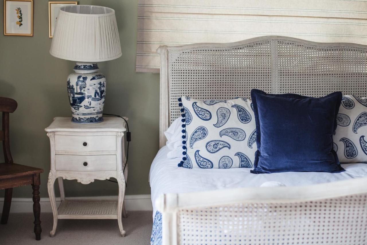 The George Inn Barford St Michael Bagian luar foto A blue and white bedroom