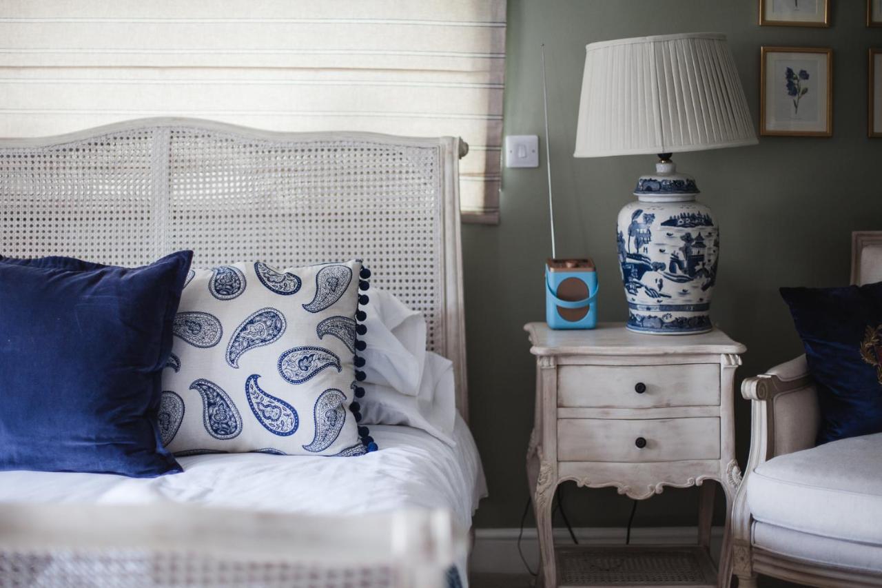 The George Inn Barford St Michael Bagian luar foto A bedroom with a blue and white colour scheme