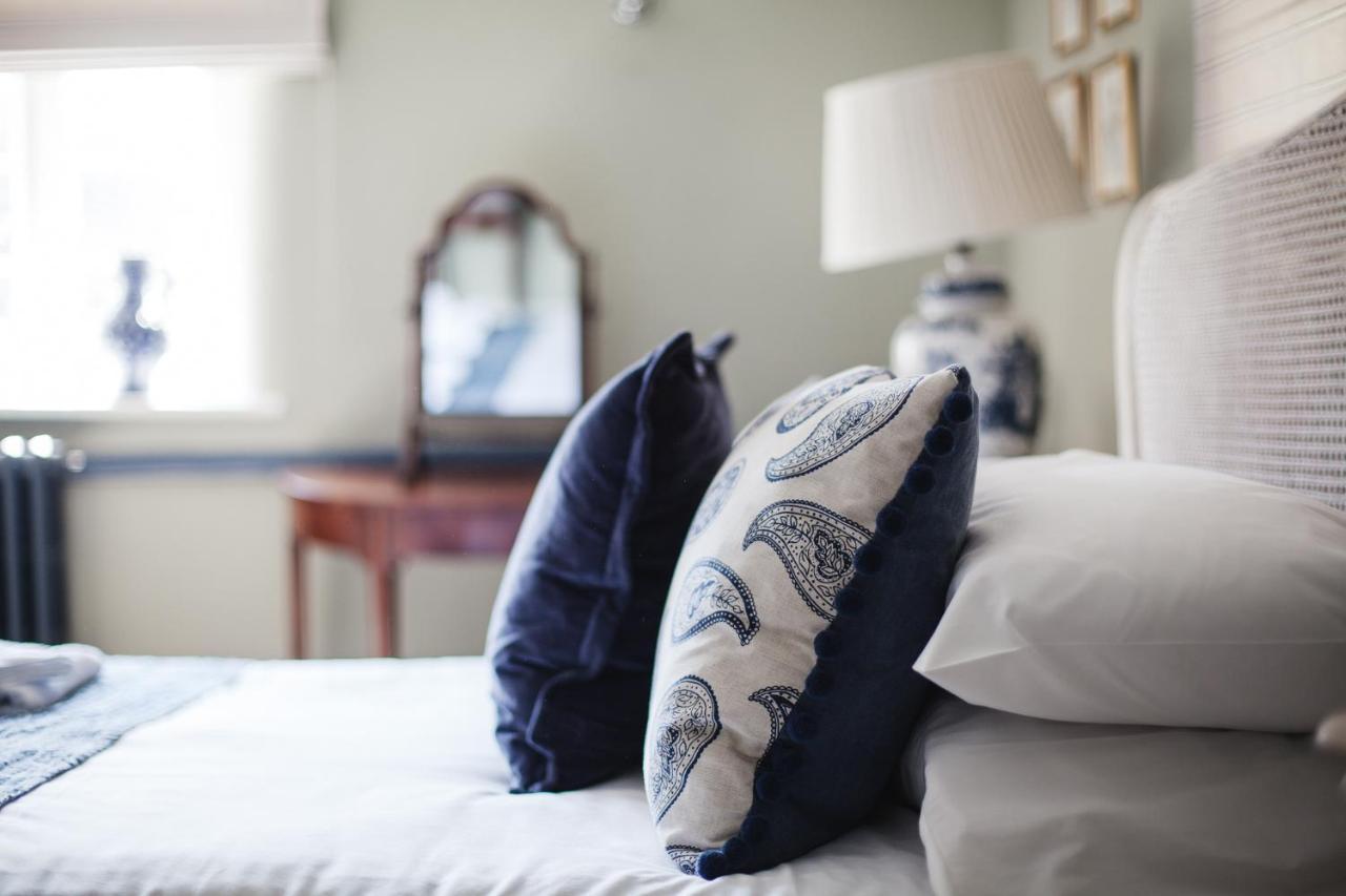 The George Inn Barford St Michael Bagian luar foto A bed with cushions