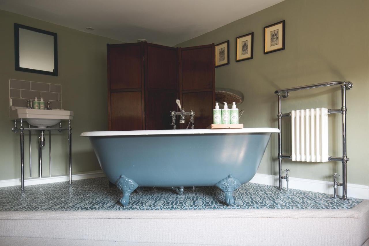 The George Inn Barford St Michael Bagian luar foto A freestanding bathtub