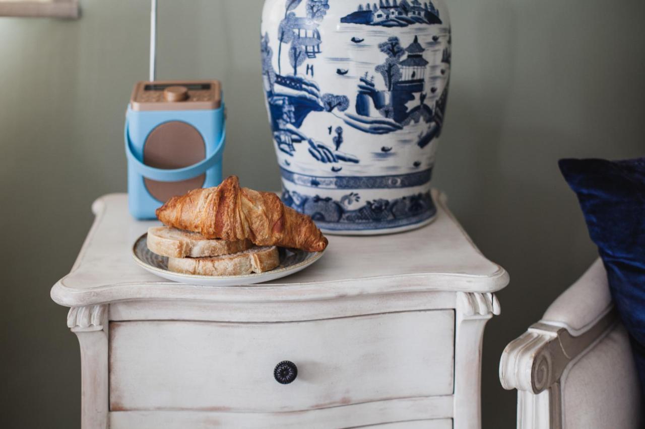 The George Inn Barford St Michael Bagian luar foto A croissant