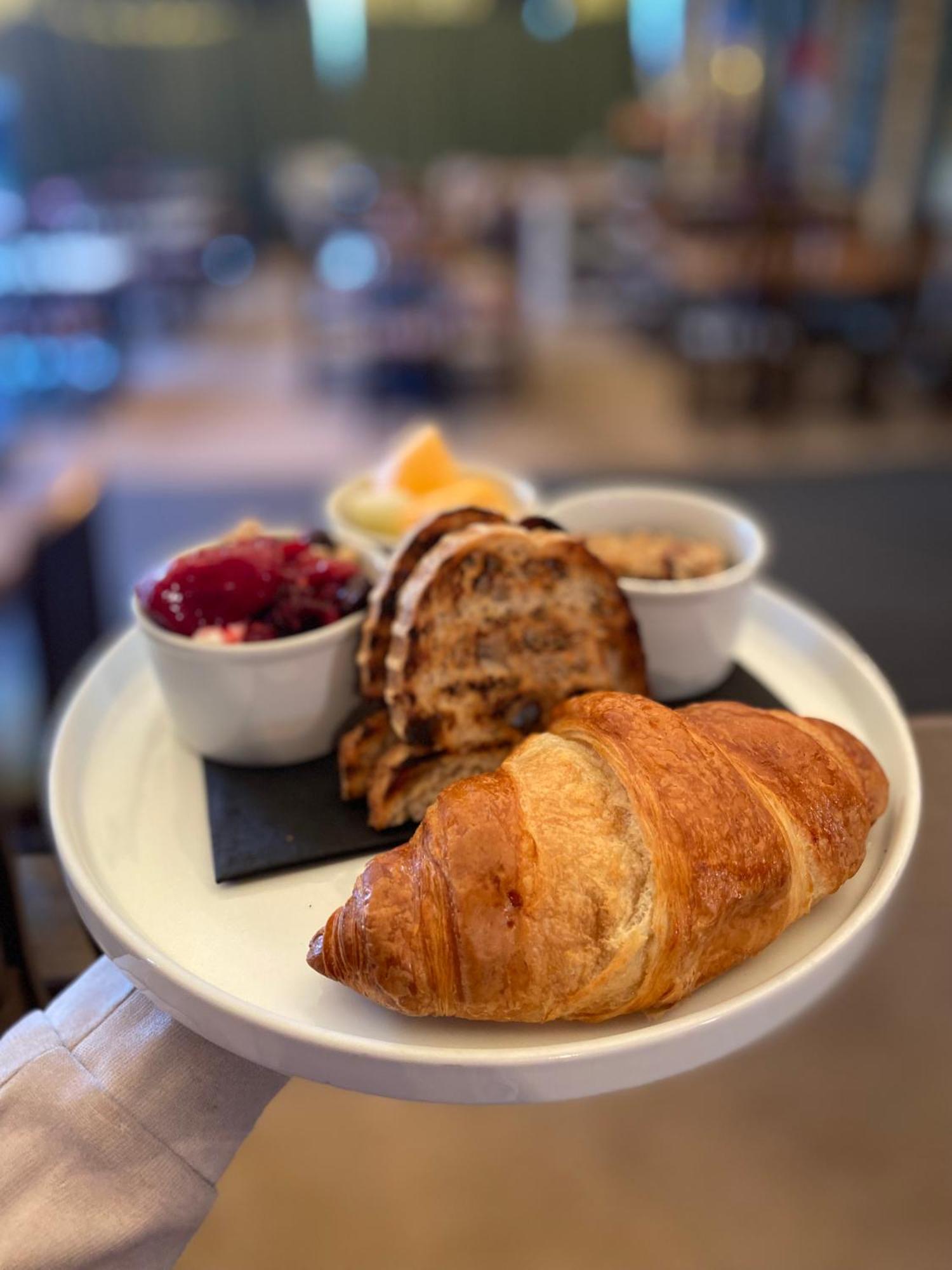 The George Inn Barford St Michael Bagian luar foto Croissant and jam